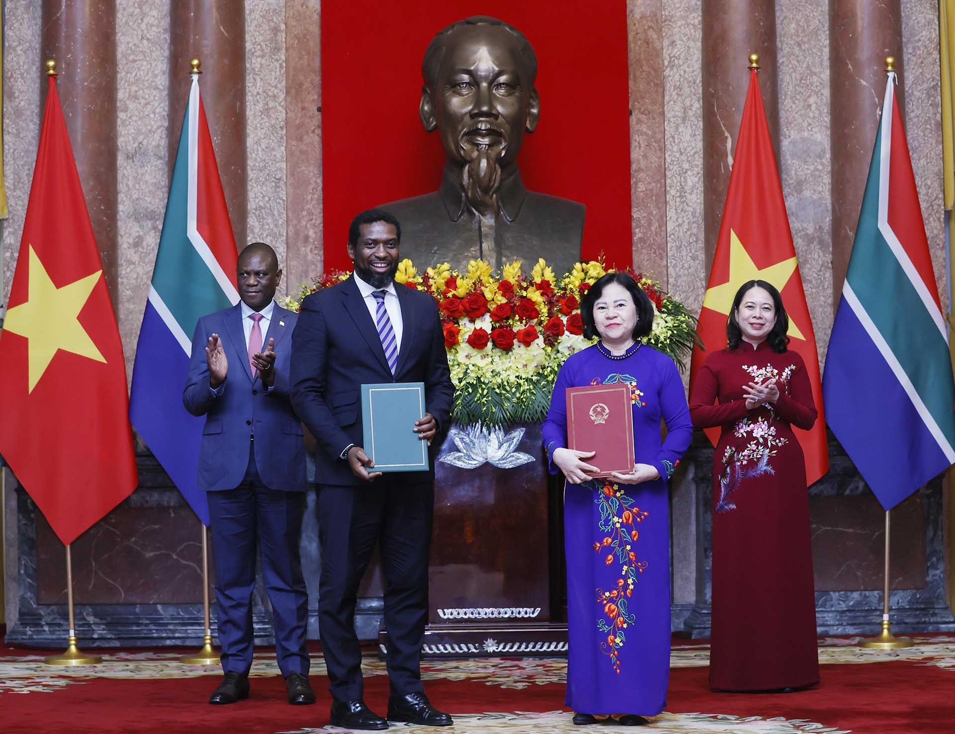 Phó Chủ tịch nước Võ Thị Ánh Xuân và Phó Tổng thống Nam Phi Paul Mashatile chứng kiến lễ trao bản ghi nhớ về hợp tác giáo dục đại học giữa Chính phủ hai nước. (Nguồn: TTXVN)