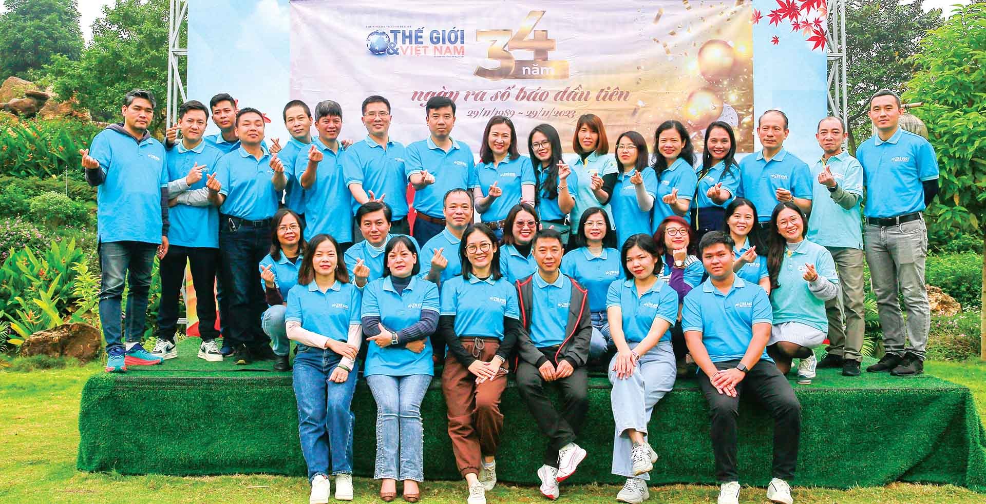 Các thành viên của Báo chụp ảnh kỷ niệm. (Ảnh: Anh Tuấn)