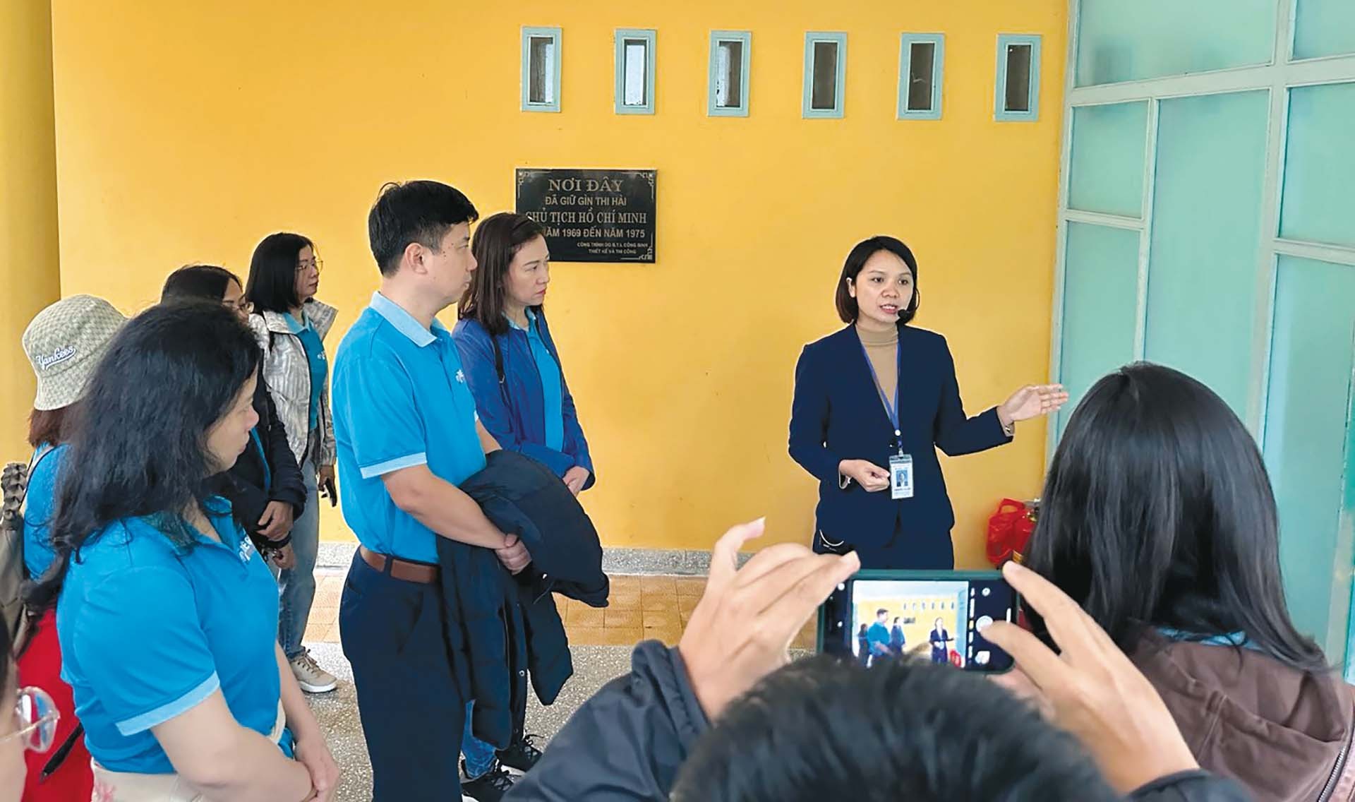 Hướng dẫn viên của Ban Quản lý Khu Di tích K9 – Đá Chông giới thiệu nơi Bác yên nghỉ. (Ảnh: M.H)