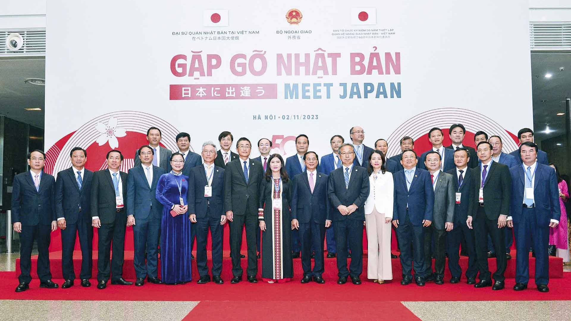 ngoai giao no luc dong hanh cung dia phuong