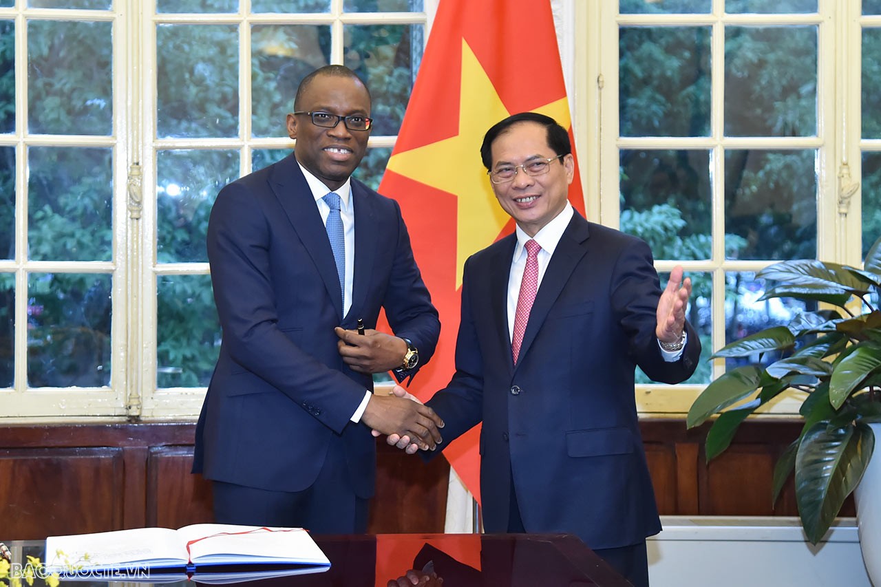 Bộ trưởng Ngoại giao Bùi Thanh Sơn đón, hội đàm với Bộ trưởng Ngoại giao Benin Olushegun Adjadi BakariTiềm năng hợp tác giữa hai nước trên nhiều lĩnh vực vẫn còn rất lớn.