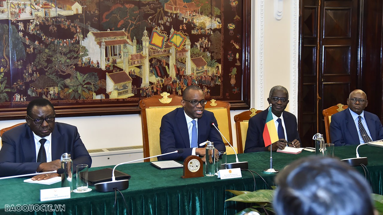 Bộ trưởng Ngoại giao và Hợp tác Benin Olushegun Adjadi Bakari bày tỏ ấn tượng trước những thành tựu phát triển kinh tế-xã hội mà Việt Nam đã đạt được thời gian qua; đánh giá cao vai trò, vị thế của Việt Nam trên trường quốc tế.