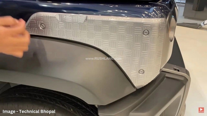 Ốp màu bạc mới trên nắp ca-pô, chắn bùn trước/sau. Ốp màu bạc mới trên nắp ca-pô, chắn bùn trước/sau.