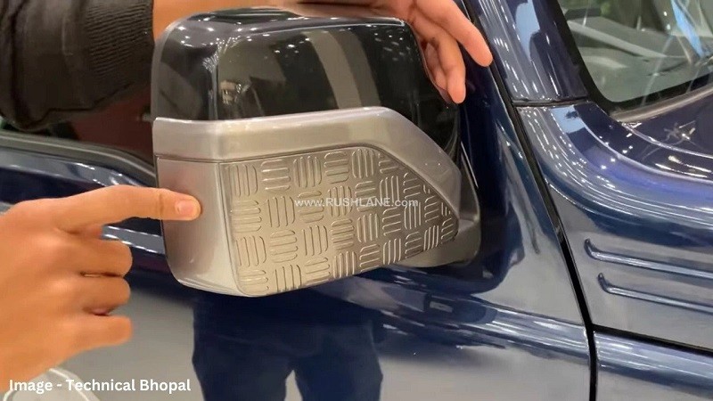 Ốp màu bạc mới trên gương chiếu hậu của xe. Ốp màu bạc mới trên gương chiếu hậu của xe.