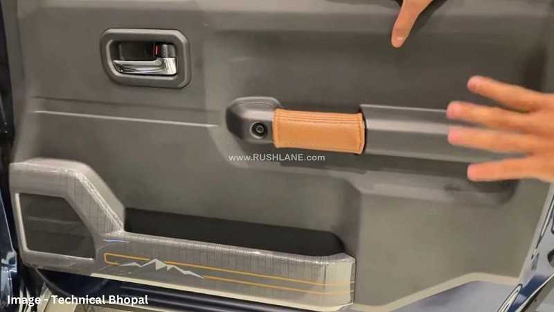 Tay nắm trên tappi cửa và trên mặt táp-lô được bọc da nâu. Tay nắm trên tappi cửa và trên mặt táp-lô được bọc da nâu.