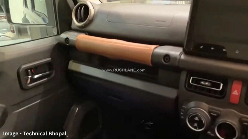 Tay nắm trên tappi cửa và trên mặt táp-lô được bọc da nâu. Tay nắm trên tappi cửa và trên mặt táp-lô được bọc da nâu.