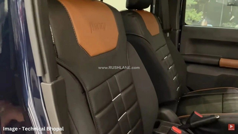 Ghế bọc da, điểm nhấn với phần tựa lưng bọc da nâu. Ghế bọc da, điểm nhấn với phần tựa lưng bọc da nâu.