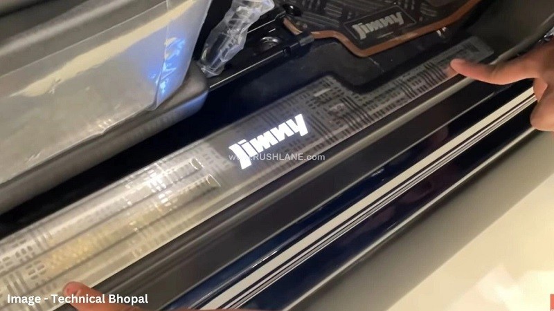 Bệ cửa được bổ sung logo Cận cảnh Suzuki Jimny Thunder Edition ra mắt tại Ấn Độ, giá từ 312 triệu đồng