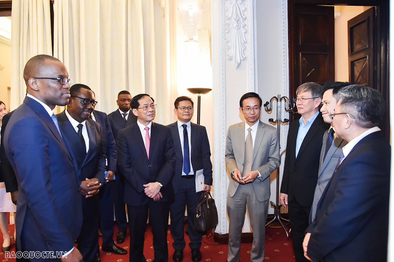 Bộ trưởng Ngoại giao Bùi Thanh Sơn đón, hội đàm với Bộ trưởng Ngoại giao Benin Olushegun Adjadi Bakari