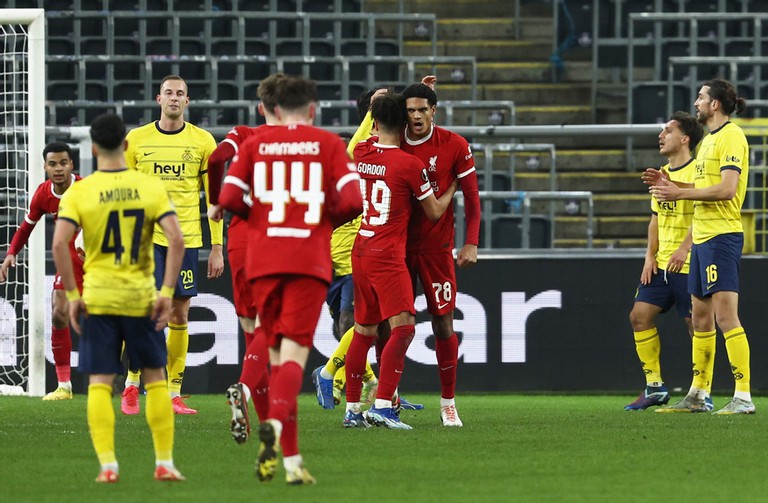 Ngay lập tức, trung vệ trẻ Quansah gỡ hòa cho đội khách Liverpool.