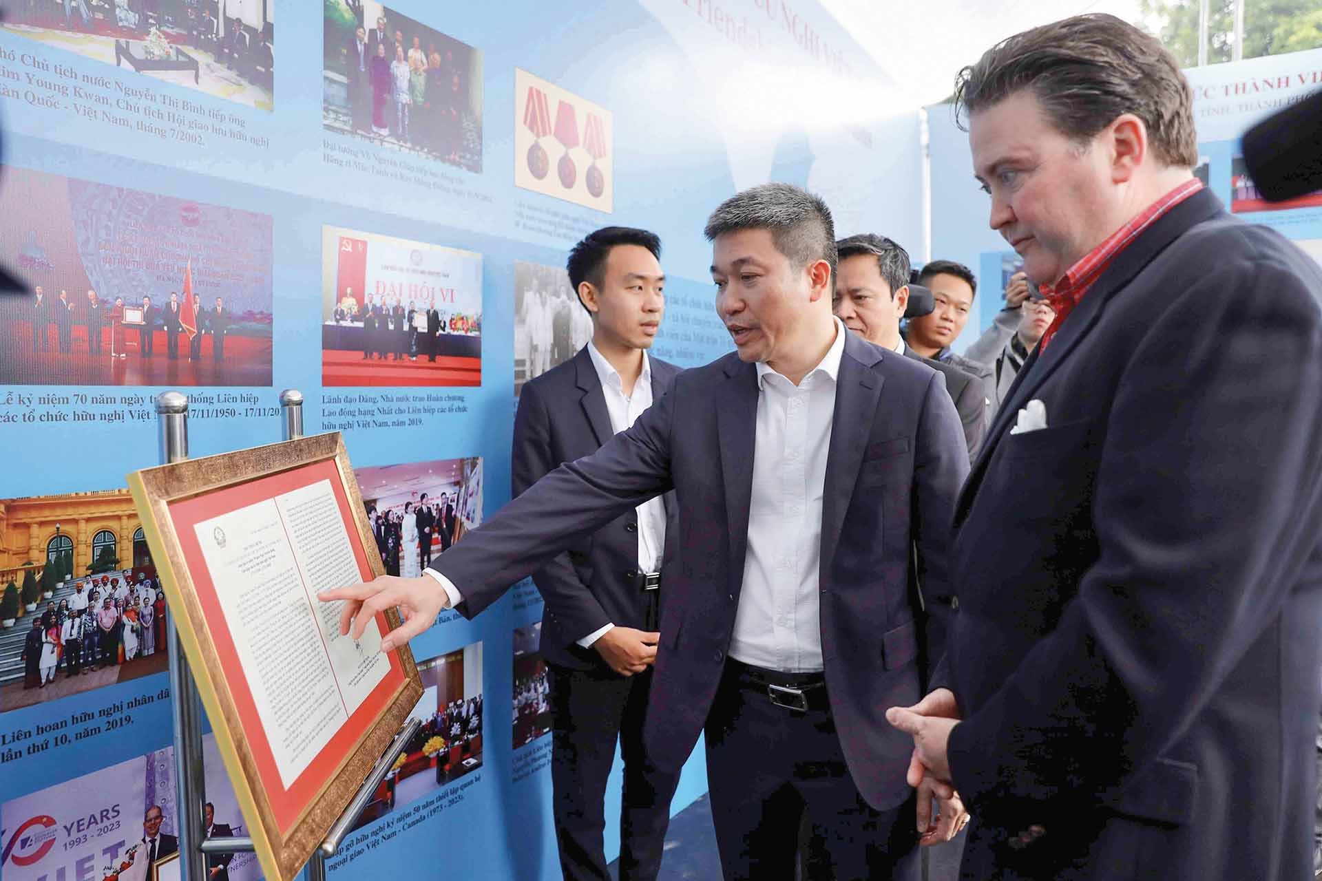 Chủ tịch Liên hiệp các tổ chức hữu nghị Việt Nam Phan Anh Sơn và Đại sứ Hoa Kỳ tại Việt Nam Marc E.Knapper tham quan gian trưng bày về sản phẩm văn hóa hai nước tại chuỗi sự kiện kỷ niệm “10 năm quan hệ Đối tác toàn diện và triển khai quan hệ Đối tác chiến lược toàn diện Việt Nam - Hoa Kỳ vì hòa bình, hợp tác và phát triển bền vững”, ngày 2/12/2023, tại Khu di tích Hoàng Thành Thăng Long (Hà Nội). Chủ tịch Liên hiệp các tổ chức hữu nghị Việt Nam Phan Anh Sơn và Đại sứ Hoa Kỳ tại Việt Nam Marc E.Knapper tham quan gian trưng bày về sản phẩm văn hóa hai nước tại chuỗi sự kiện kỷ niệm “10 năm quan hệ Đối tác toàn diện và triển khai quan hệ Đối tác chiế