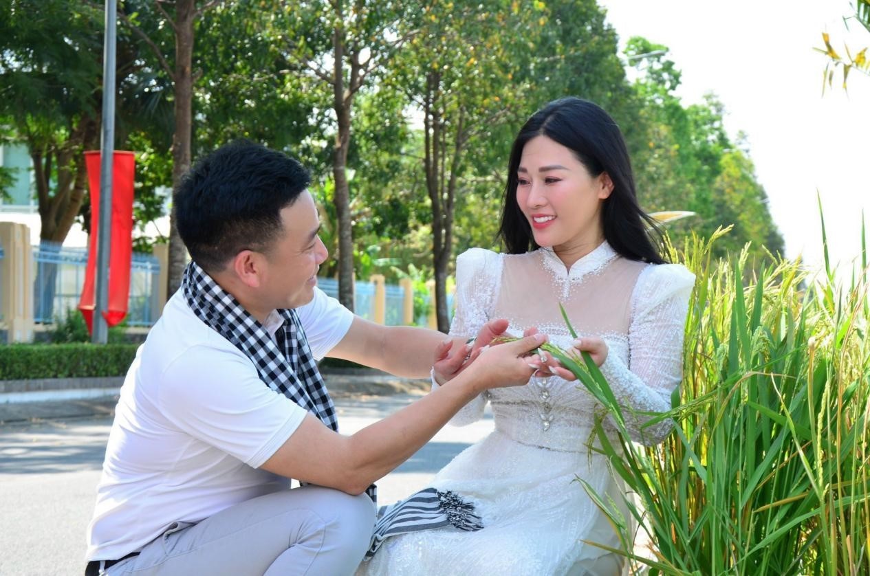 NSƯT Hương Giang ra mắt MV 'Đàn Sáo Hậu Giang' chào mừng Festival Quốc tế Lúa gạo 2023 NSƯT Hương Giang ra mắt MV 'Đàn Sáo Hậu Giang' chào mừng Festival Quốc tế Lúa gạo 2023