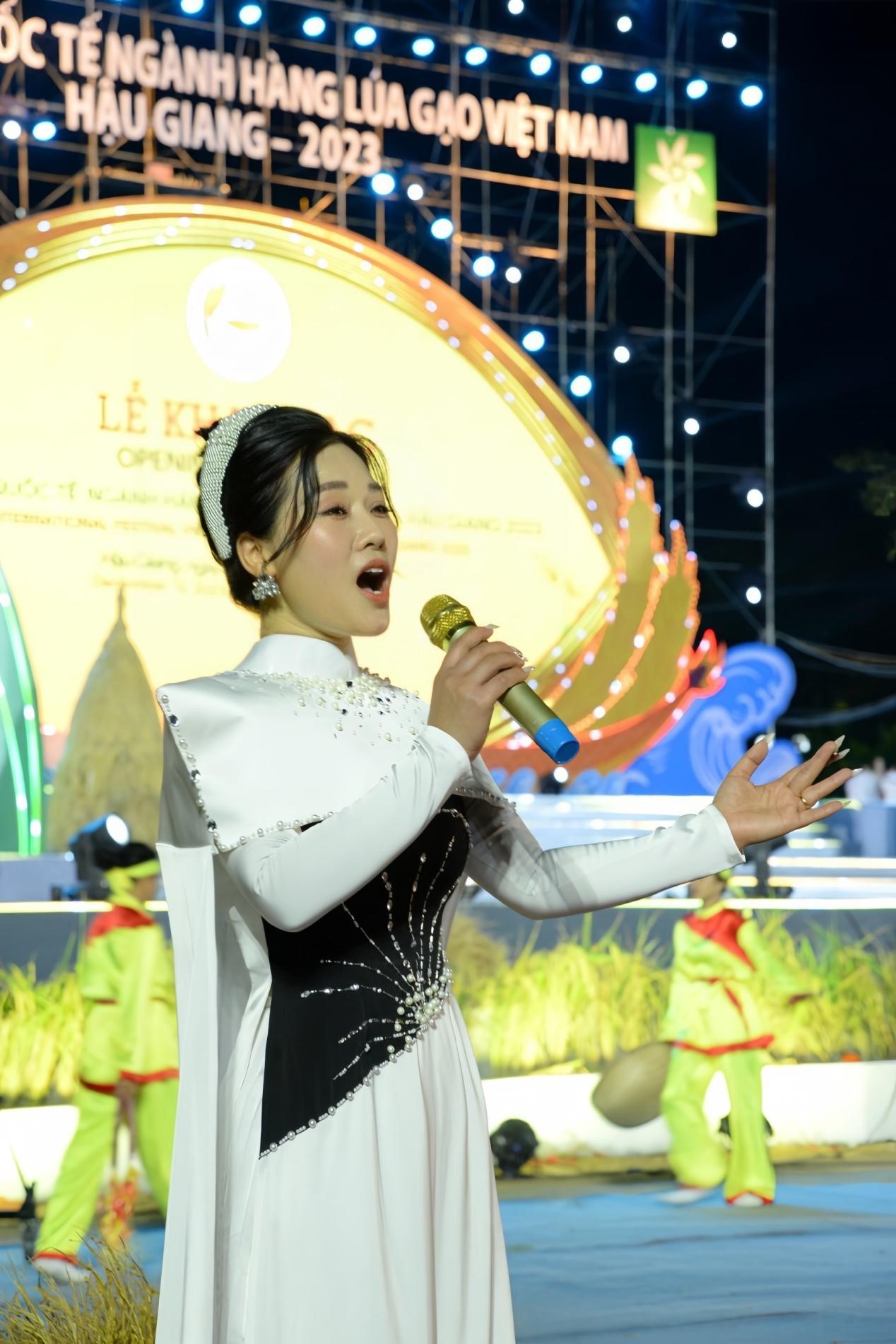 NSƯT Hương Giang ra mắt MV 'Đàn Sáo Hậu Giang' chào mừng Festival Quốc tế Lúa gạo 2023 NSƯT Hương Giang ra mắt MV 'Đàn Sáo Hậu Giang' chào mừng Festival Quốc tế Lúa gạo 2023