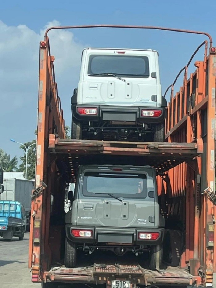Suzuki Jimny được bắt gặp trên xe chuyên chở tại Việt Nam nhiều lần nhưng đến nay vẫn chưa có thông tin chính thức về thời điểm ra mắt cũng như giá xe. Suzuki Jimny được bắt gặp trên xe chuyên chở tại Việt Nam nhiều lần nhưng đến nay vẫn chưa có thông tin chính thức về thời điểm ra mắt cũng như giá xe.