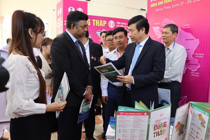 Chủ tịch UBND tỉnh Phạm Thiện Nghĩa trao đổi cùng ông Madan Mohan Sethi - TLS Ấn Độ tại TP. Hồ Chí Minh về tài liệu kêu gọi đầu tư. Chủ tịch UBND tỉnh Phạm Thiện Nghĩa trao đổi cùng ông Madan Mohan Sethi - TLS Ấn Độ tại TP. Hồ Chí Minh về tài liệu kêu gọi đầu tư.