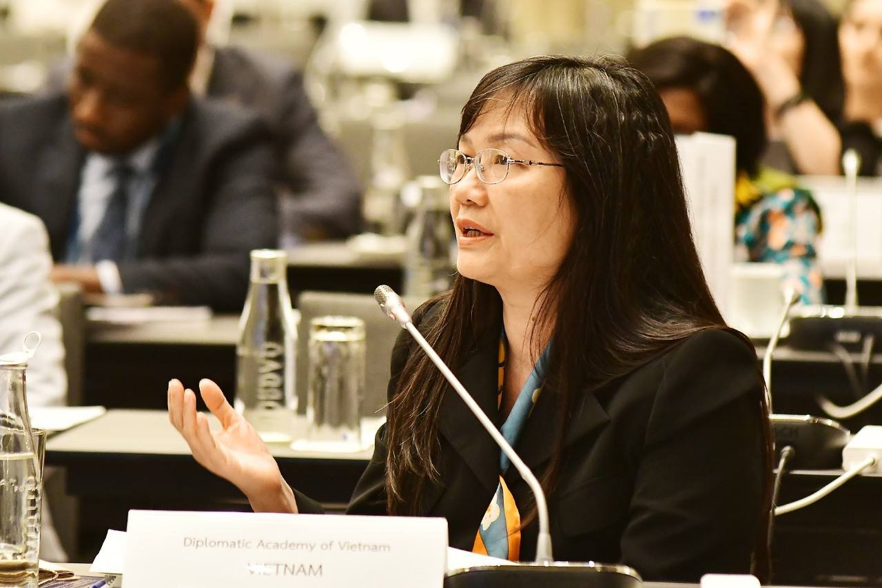 (12.17) Quyền Giám đốc Học viện Ngoại giao, Tiến sỹ Phạm Lan Dung phát biểu tại Hội nghị. (Nguồn: Học viện Ngoại giao)