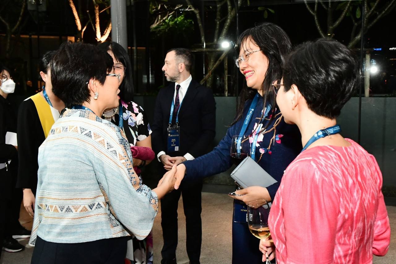 (12.17) Quyền Giám đốc Học viện Ngoại giao, Tiến sỹ Phạm Lan Dung trao đổi với các đại biểu, khách mời đến từ cơ sở đào tạo cán bộ ngoại giao ở nước ngoài. (Nguồn: Học viện Ngoại giao)