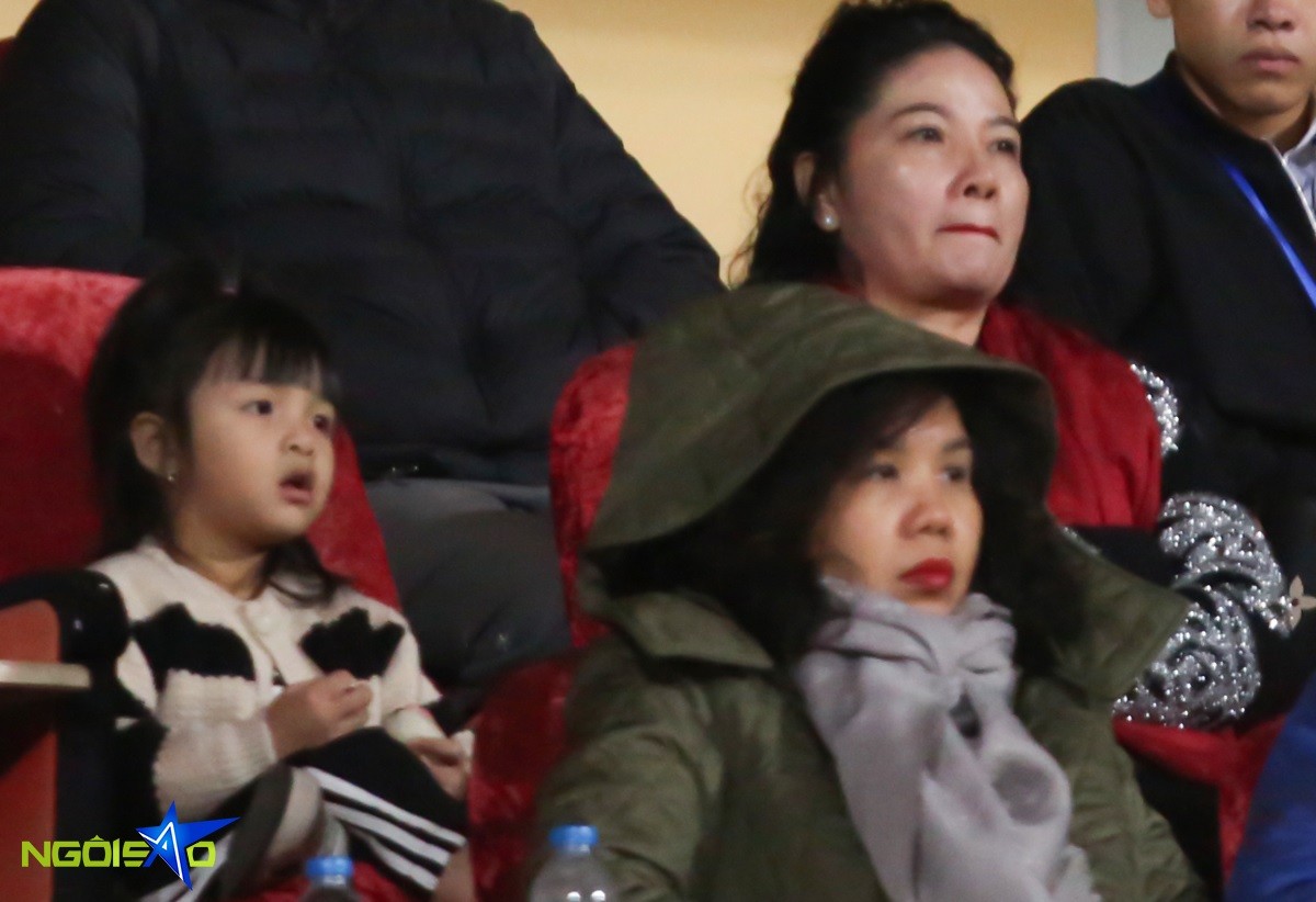 Tối 17/12, bé Sushi, 4 tuổi, đi cùng bà ngoại (khăn choàng đỏ) đến SVĐ. Đây là ngày Hà Nội lạnh nhất kể từ đầu mùa Đông năm nay, nhiệt độ xuống 11 độ C. Bà xã Bùi Tiến Dũng không tới sân trận này để ở nhà chăm sóc con gái út.