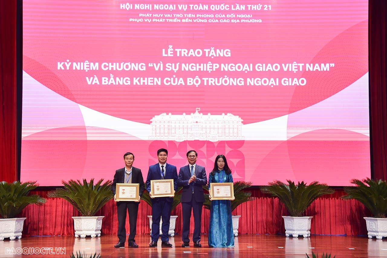 Trao Kỷ niệm chương cho Giám đốc Sở Ngoại vụ