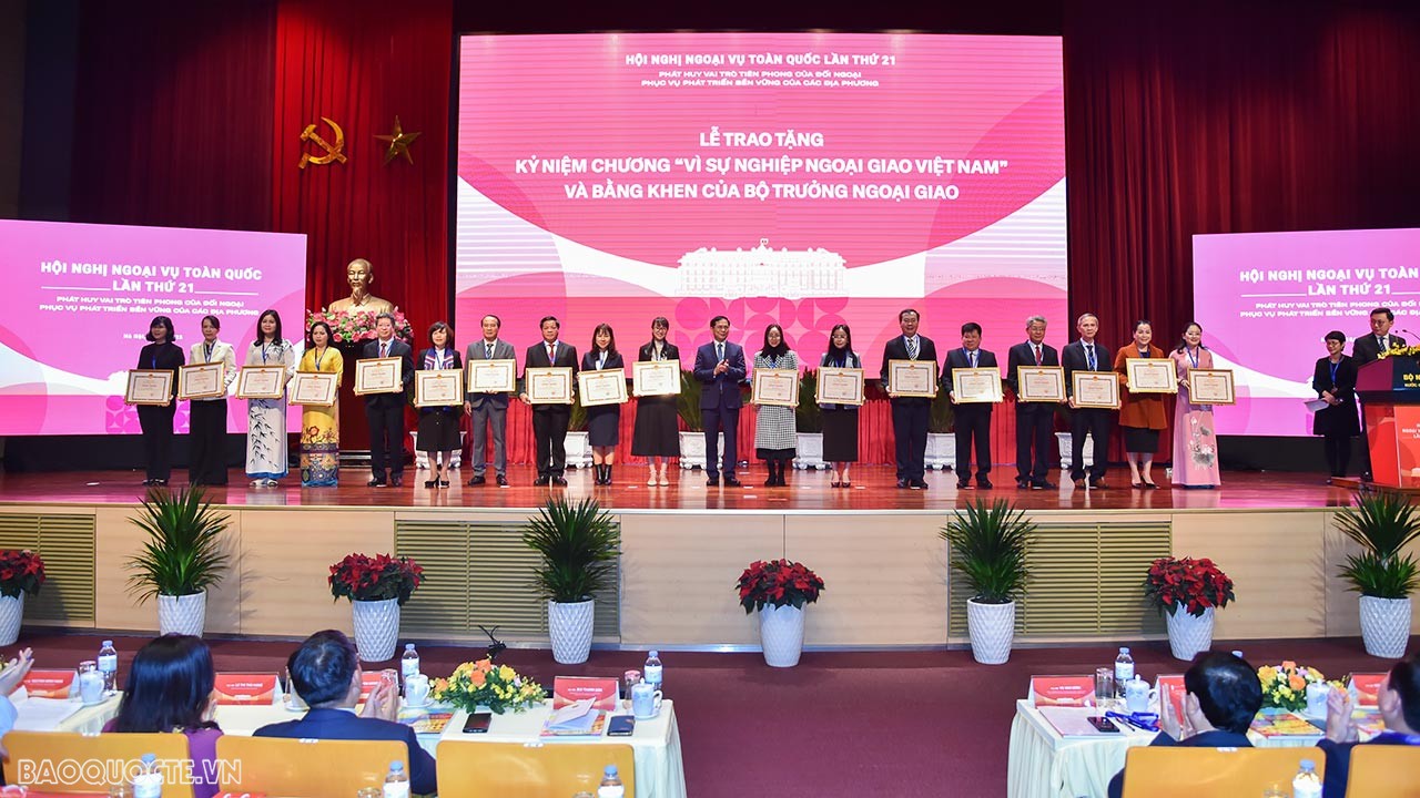 tặng Bằng khen Bộ trưởng cho các cá nhân, tập thể đã có thành tích xuất sắc trong công tác ngoại vụ địa phương giai đoạn 2020-2022.