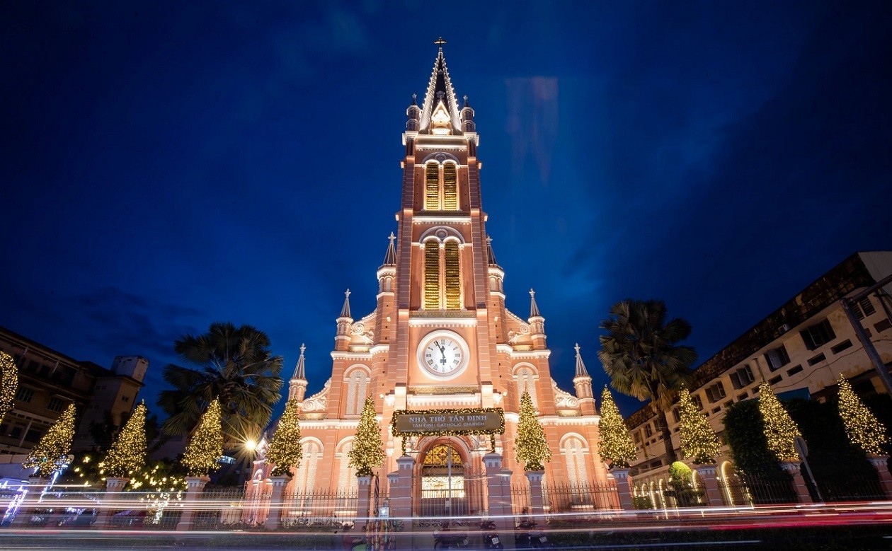 Nhà thờ Tân Định hay còn gọi là nhà thờ Thánh Tâm Chúa Giêsu - Tân Định tọa lạc trên đường Hai Bà Trưng, quận 3, TP. Hồ Chí Minh. Vừa qua, nhà thờ này lọt vào danh sách 8 điểm đến thỏa lòng cho những tín đồ yêu màu hồng, thích vi vu trên khắp thế giới do tờ Hindustan Times (Ấn Độ) bình chọn.
