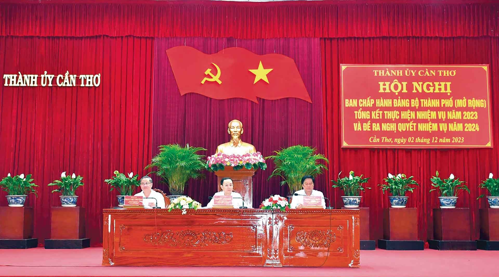 Ban Thường vụ Thành ủy Cần Thơ tổ chức hội nghị Ban Chấp hành Đảng bộ thành phố (mở rộng), nhằm tổng kết thực hiện Nghị quyết nhiệm vụ năm 2023 và đề ra Nghị quyết nhiệm vụ năm 2024 của Thành ủy, 12/2023.