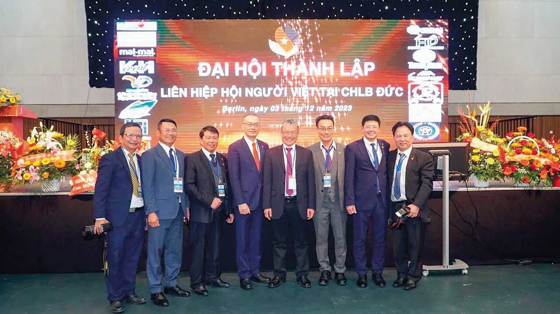 Đại sứ Việt Nam tại Đức Vũ Quang Minh cùng đại diện Ban chấp hành Hội liên hiệp người Việt Nam tại Đức.