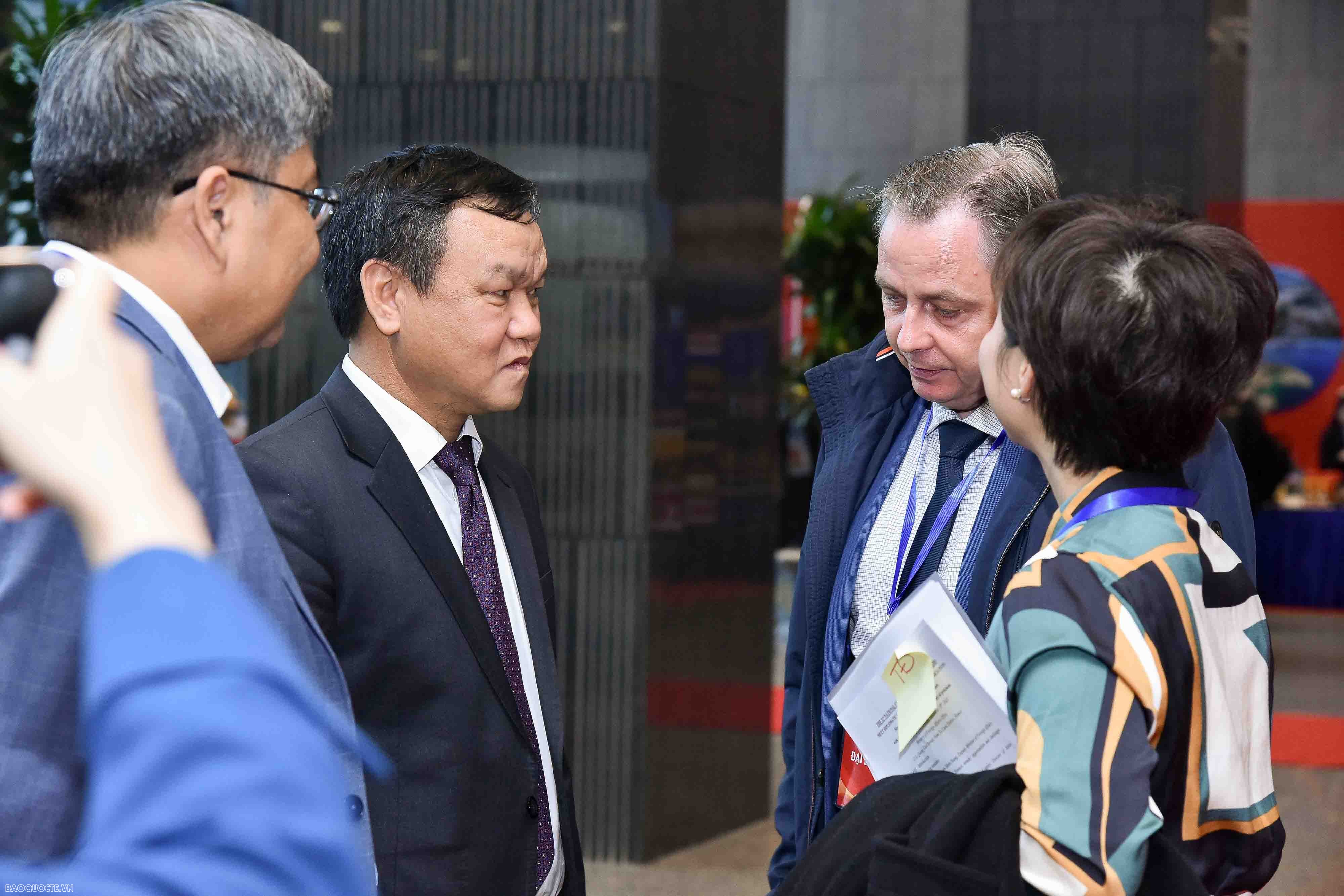 Các đại biểu trao đổi bên lề Hội nghị. (Ảnh: Nguyễn Hồng)