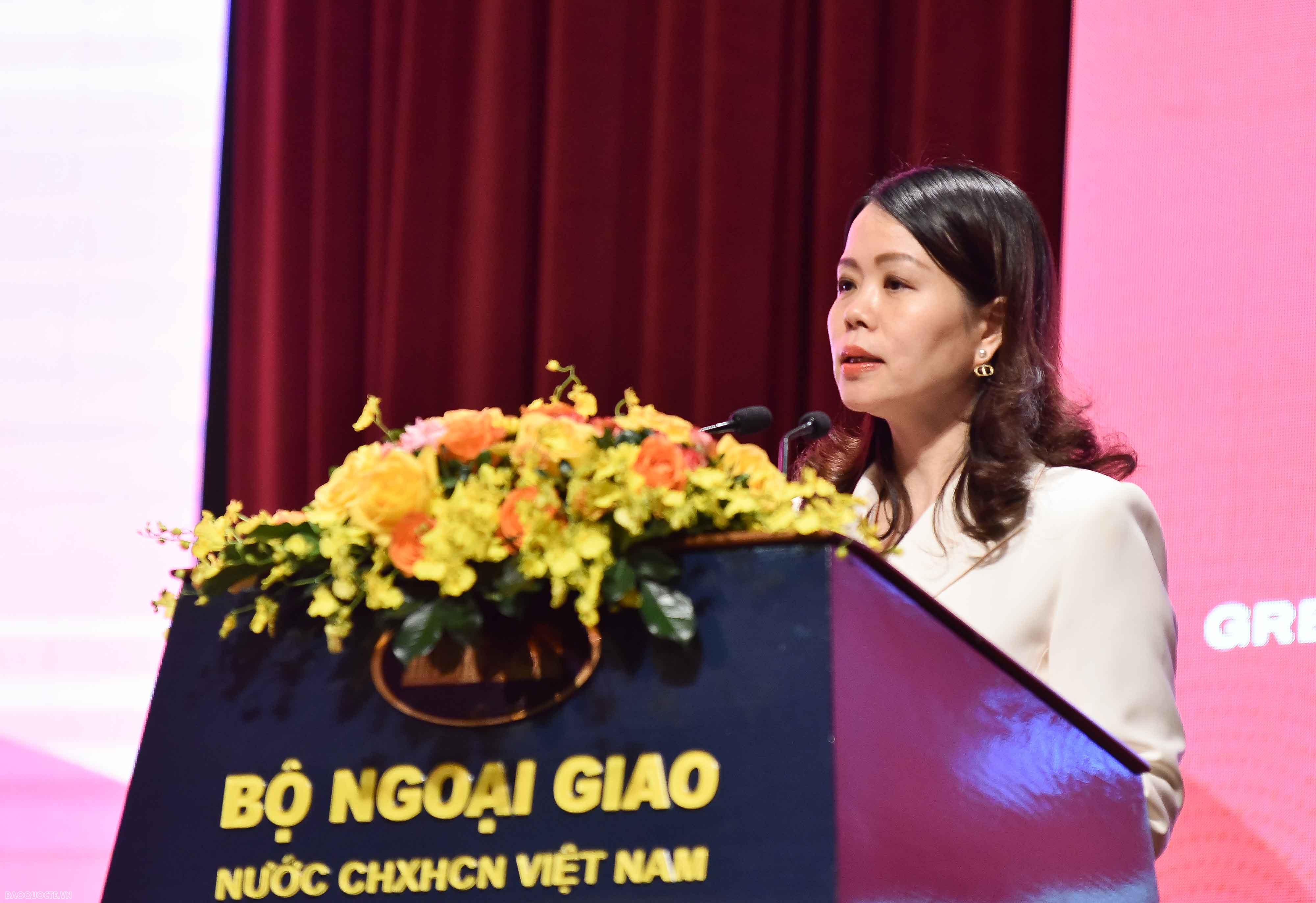 Thứ trưởng Ngoại giao Nguyễn Minh Hằng phát biểu khai mạc Tăng cường thu hút đầu tư chất lượng cao hướng tới mục tiêu phát triển xanh và bền vững của địa phương. (Ảnh: Nguyễn Hồng)