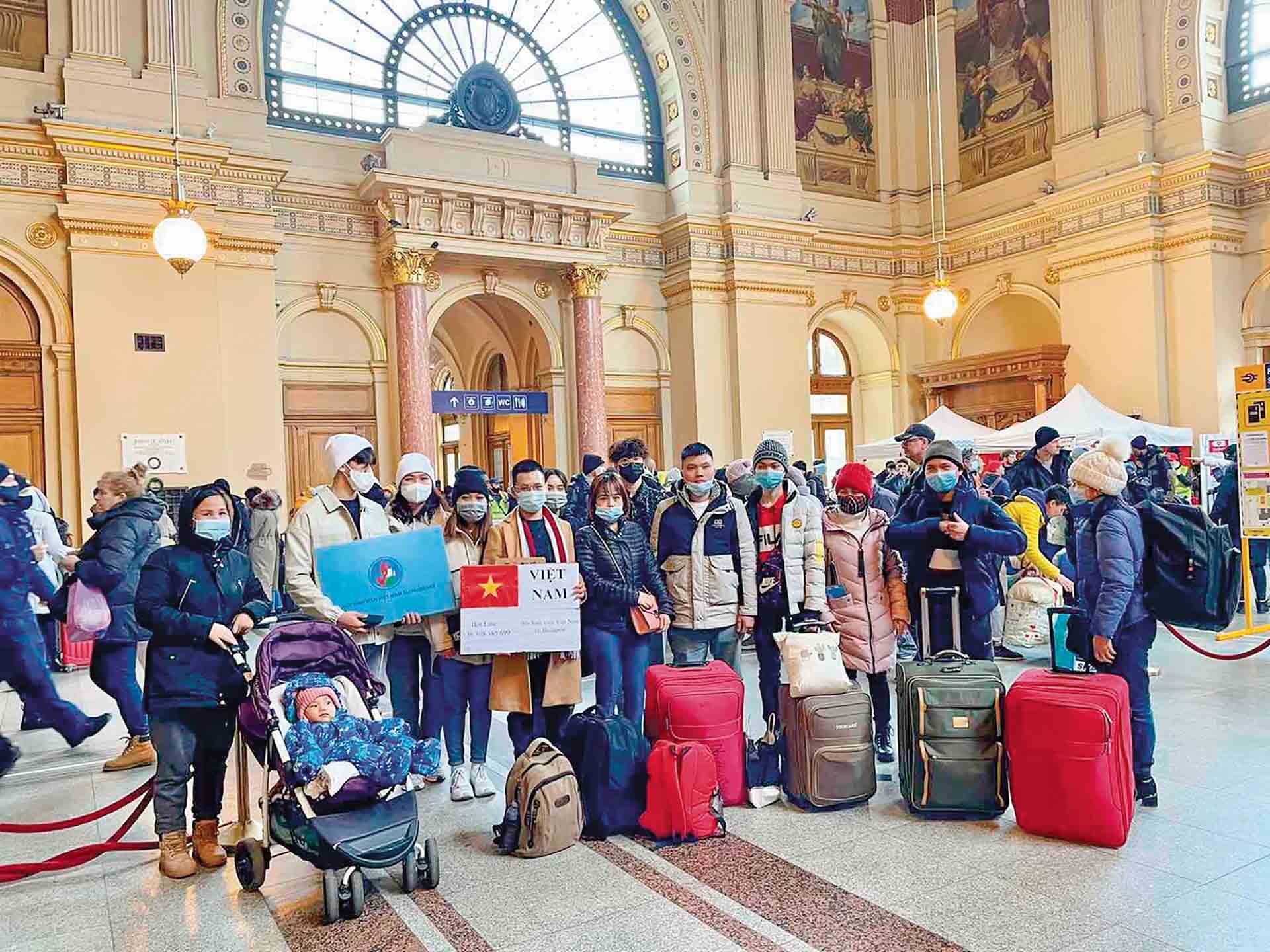 Cán bộ, nhân viên Đại sứ quán Việt Nam tại Hungary đón bà con Ukraine lánh nạn, tháng 3/2023. (Nguồn: ĐSQ) Cán bộ, nhân viên Đại sứ quán Việt Nam tại Hungary đón bà con Ukraine lánh nạn, tháng 3/2023. (Nguồn: ĐSQ)
