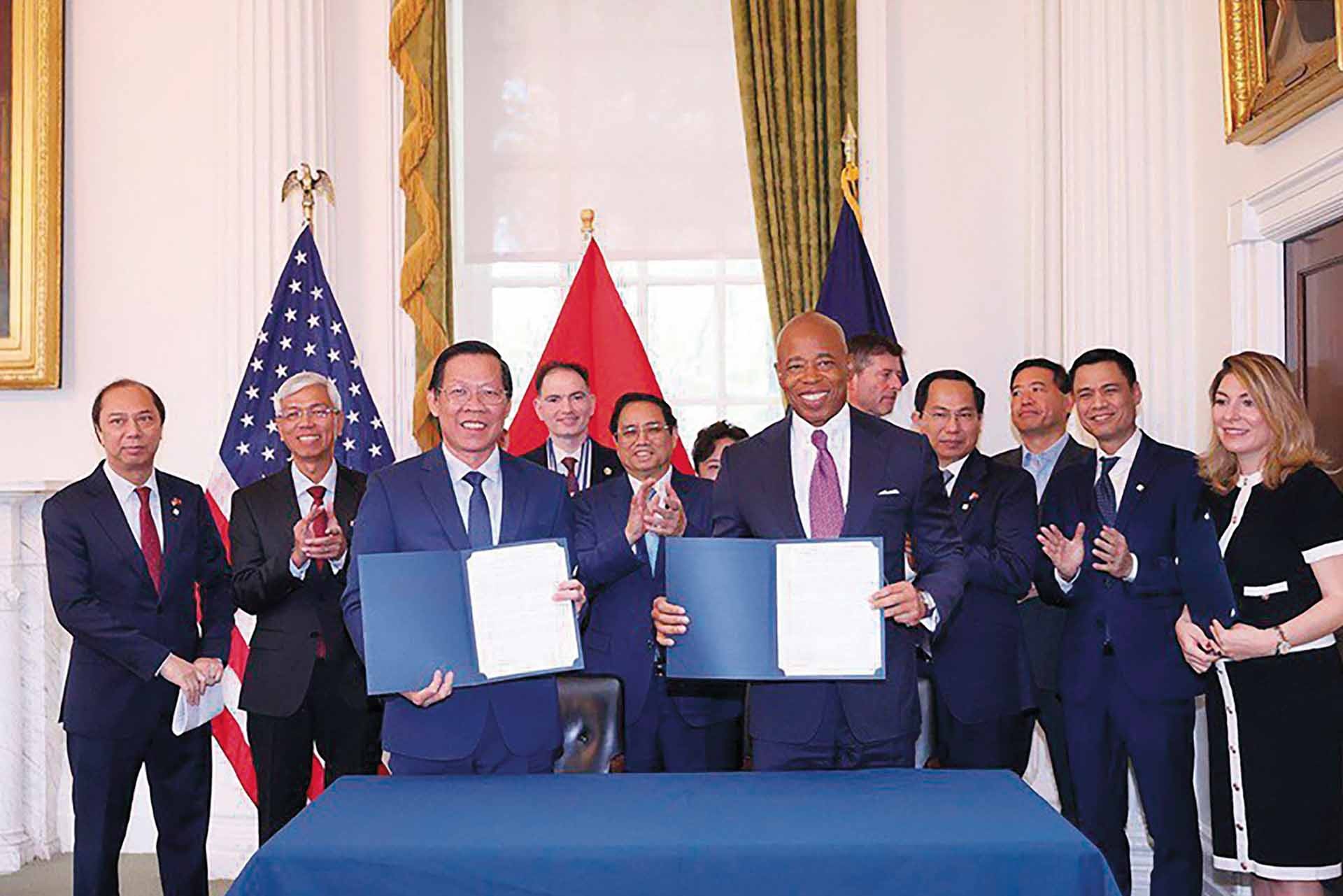 Thủ tướng Phạm Minh Chính chứng kiến lễ ký bản ghi nhớ thiết lập quan hệ kết nghĩa giữa TP. Hồ Chí Minh và thành phố New York. (Nguồn: Tuổi trẻ)