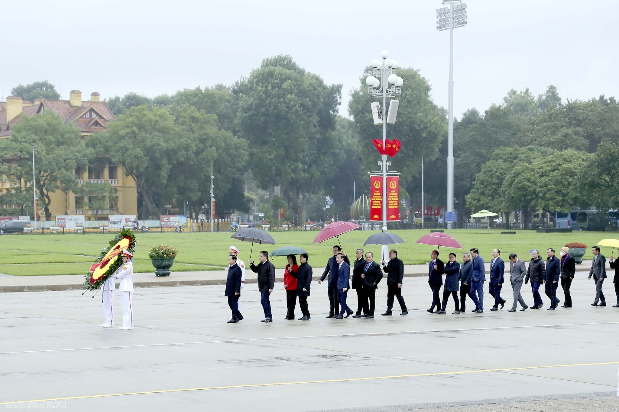 Bộ trưởng Bùi Thanh Sơn dẫn đầu đoàn Bộ Ngoại giao vào Lăng viếng Chủ tịch Hồ Chí Minh nhân dịp Hội nghị Ngoại giao 32