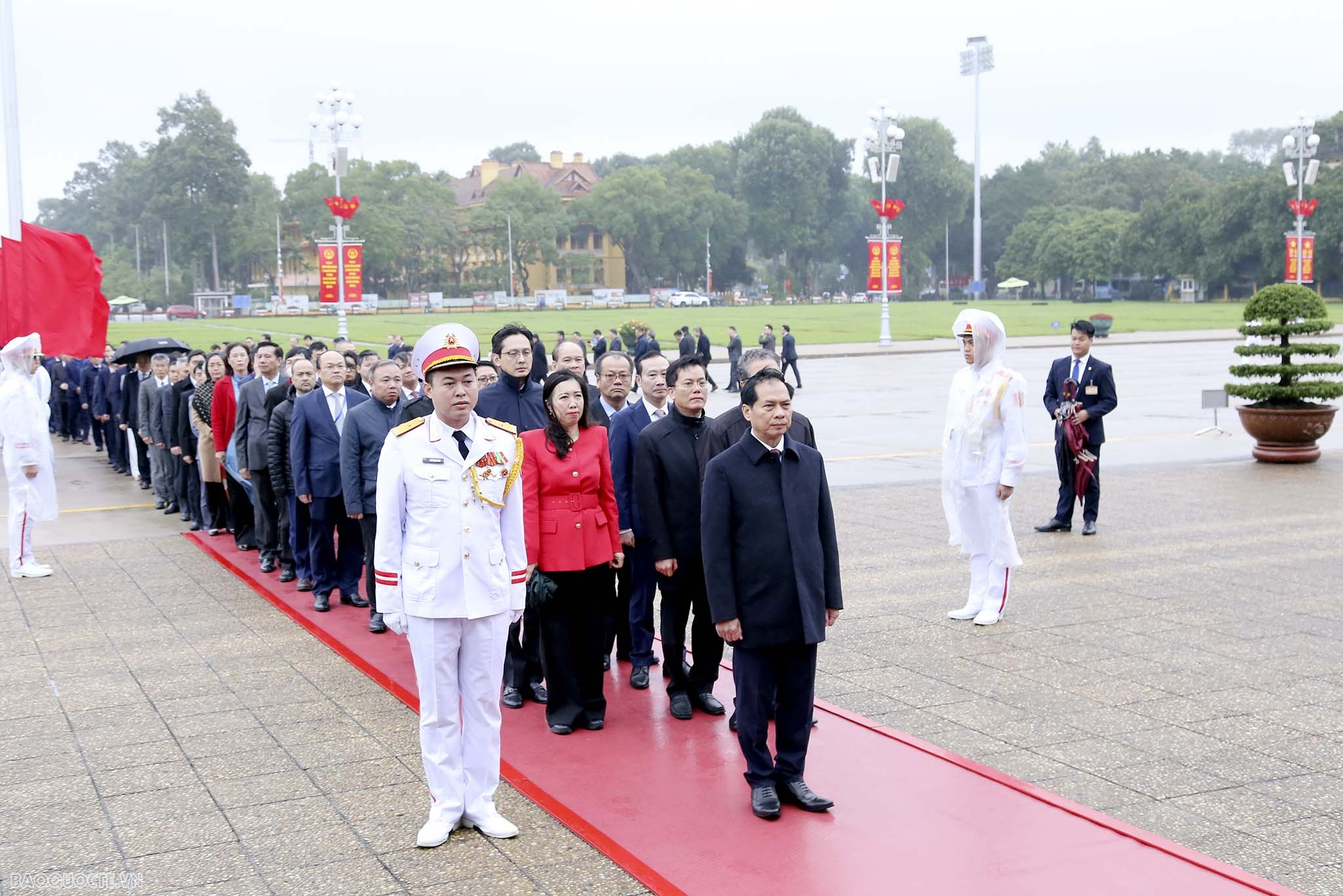 Bộ trưởng Bùi Thanh Sơn dẫn đầu đoàn Bộ Ngoại giao vào Lăng viếng Chủ tịch Hồ Chí Minh nhân dịp Hội nghị Ngoại giao 32