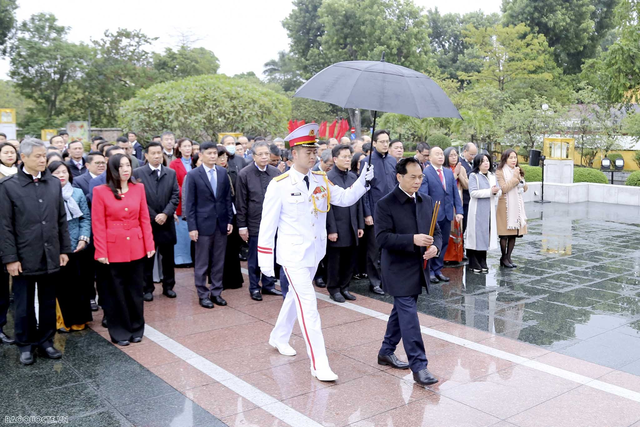 Bộ trưởng Bùi Thanh Sơn dẫn đầu đoàn Bộ Ngoại giao vào Lăng viếng Chủ tịch Hồ Chí Minh nhân dịp Hội nghị Ngoại giao 32
