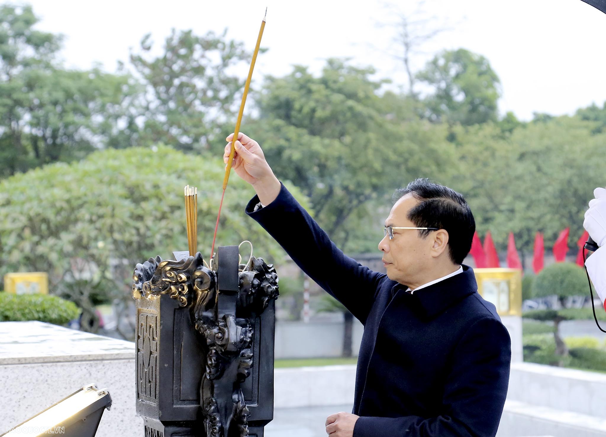 Bộ trưởng Bùi Thanh Sơn dẫn đầu đoàn Bộ Ngoại giao vào Lăng viếng Chủ tịch Hồ Chí Minh nhân dịp Hội nghị Ngoại giao 32