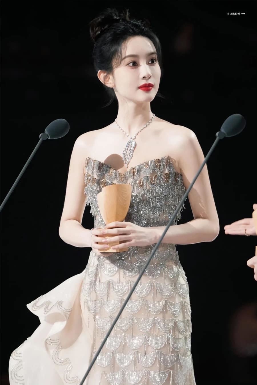 Trung Quốc: Dự sự kiện, mỹ nhân Mạnh Tử Nghĩa chọn hai bộ đầm đến từ nhà mốt Việt