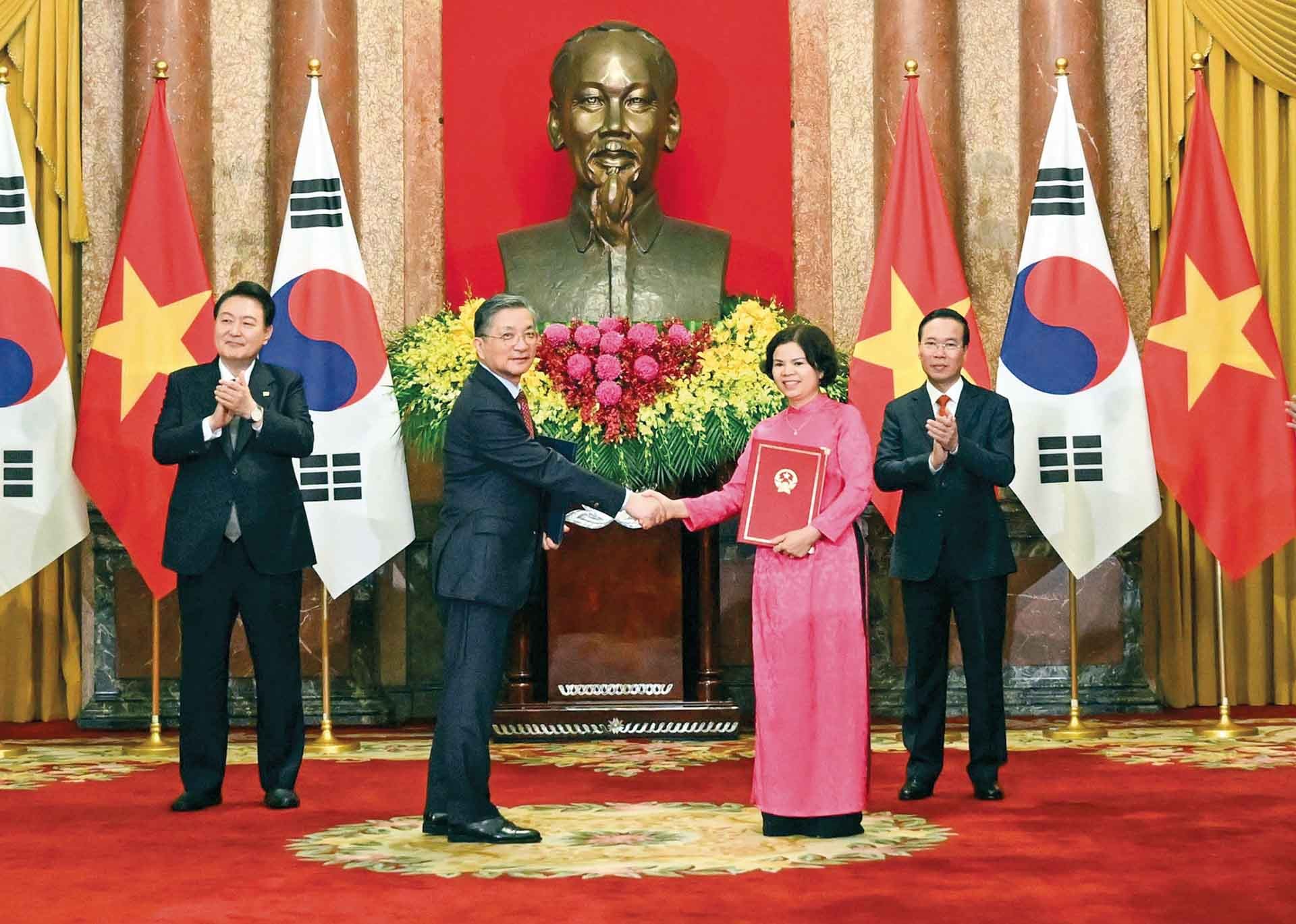 Chủ tịch UBND tỉnh Bắc Ninh Nguyễn Hương Giang và Tổng giám đốc Công ty nhà đất Hàn Quốc (LH) trao biên bản ghi nhớ dưới sự chứng kiến của Chủ tịch nước Võ Văn Thưởng và Tổng thống Hàn Quốc Yoon Suk Yeol, ngày 23/6/2023. Chủ tịch UBND tỉnh Bắc Ninh Nguyễn Hương Giang và Tổng giám đốc Công ty nhà đất Hàn Quốc (LH) trao biên bản ghi nhớ dưới sự chứng kiến của Chủ tịch nước Võ Văn Thưởng và Tổng thống Hàn Quốc Yoon Suk Yeol, ngày 23/6/2023.