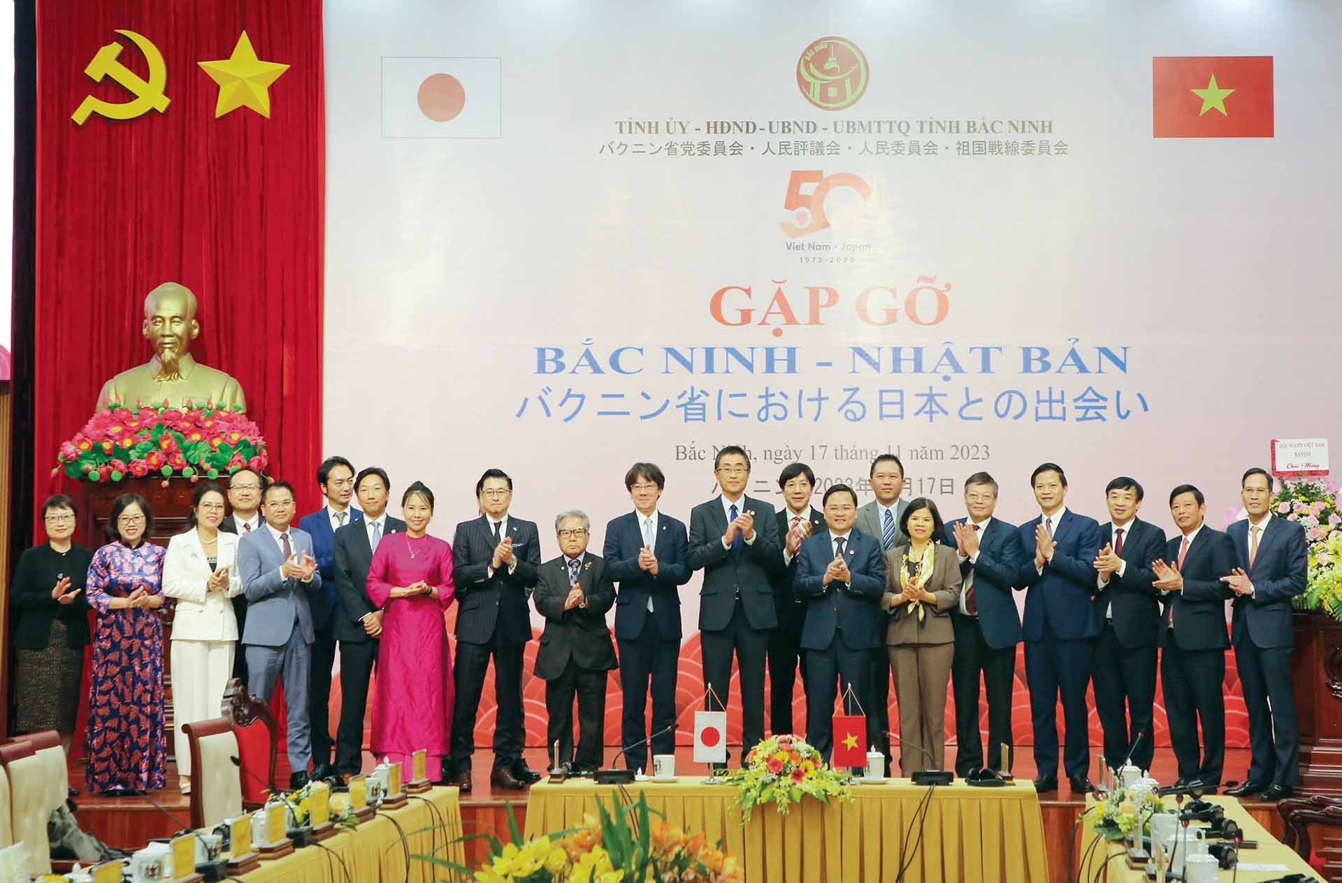 Lãnh đạo tỉnh Bắc Ninh chụp ảnh lưu niệm với các đại biểu và doanh nghiệp Nhật Bản tại chương trình Gặp gỡ Bắc Ninh - Nhật Bản, ngày 17/11/2023. Lãnh đạo tỉnh Bắc Ninh chụp ảnh lưu niệm với các đại biểu và doanh nghiệp Nhật Bản tại chương trình Gặp gỡ Bắc Ninh - Nhật Bản, ngày 17/11/2023.