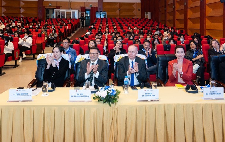 Ngày Quốc tế người Di cư: Giới trẻ Việt Nam cùng hành động, cầm chắc 'hộ chiếu tới tương lai' Ngày Quốc tế người Di cư: Giới trẻ Việt Nam cùng hành động, cầm chắc 'hộ chiếu tới tương lai'