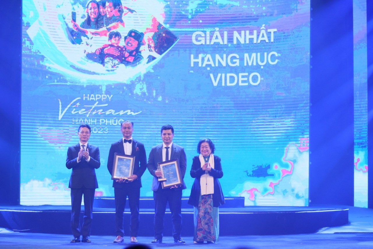 Tác phẩm 'Bay lên Việt Nam' giành giải Nhất cuộc thi ảnh và video 'Việt Nam hạnh phúc - Happy Viet Nam' Tác phẩm 'Bay lên Việt Nam' giành giải Nhất cuộc thi ảnh và video 'Việt Nam hạnh phúc - Happy Viet Nam'