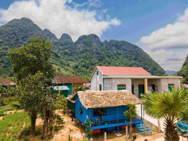 Những ngôi nhà thích ứng với thời tiết ở Tân Hóa. (Nguồn: VGP) Những ngôi nhà thích ứng với thời tiết ở Tân Hóa. (Nguồn: VGP)