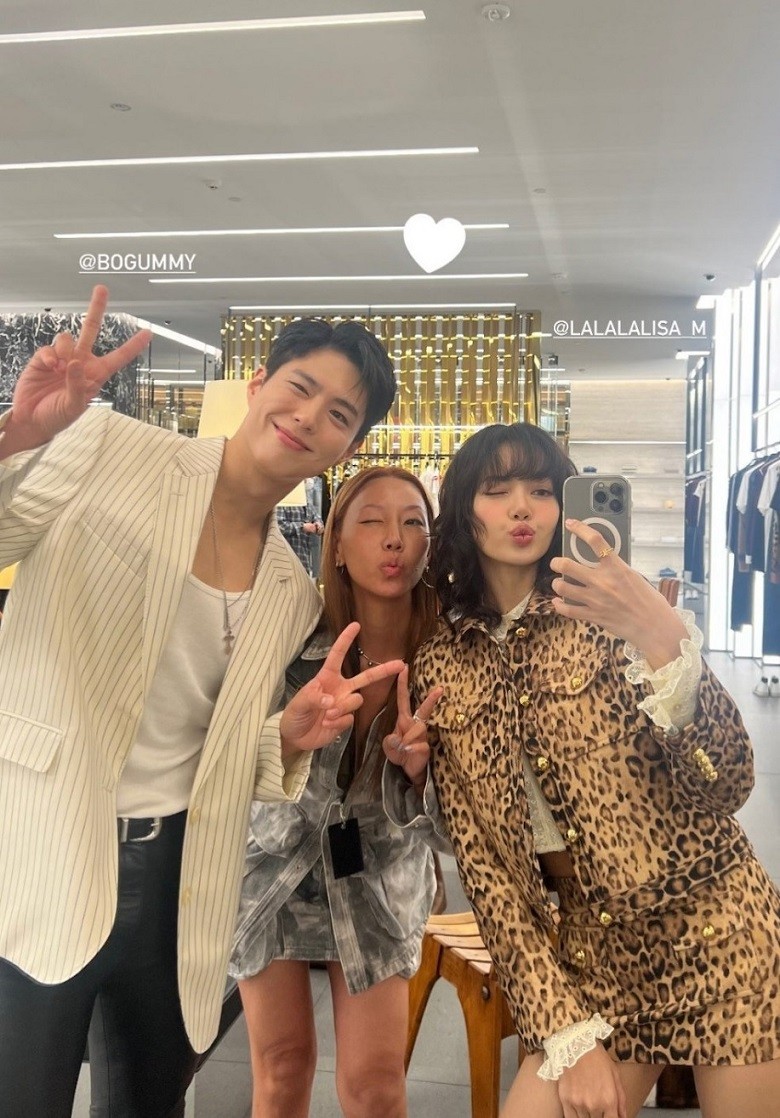 Lisa chụp ảnh cùng diễn viên Park Bo Geum.