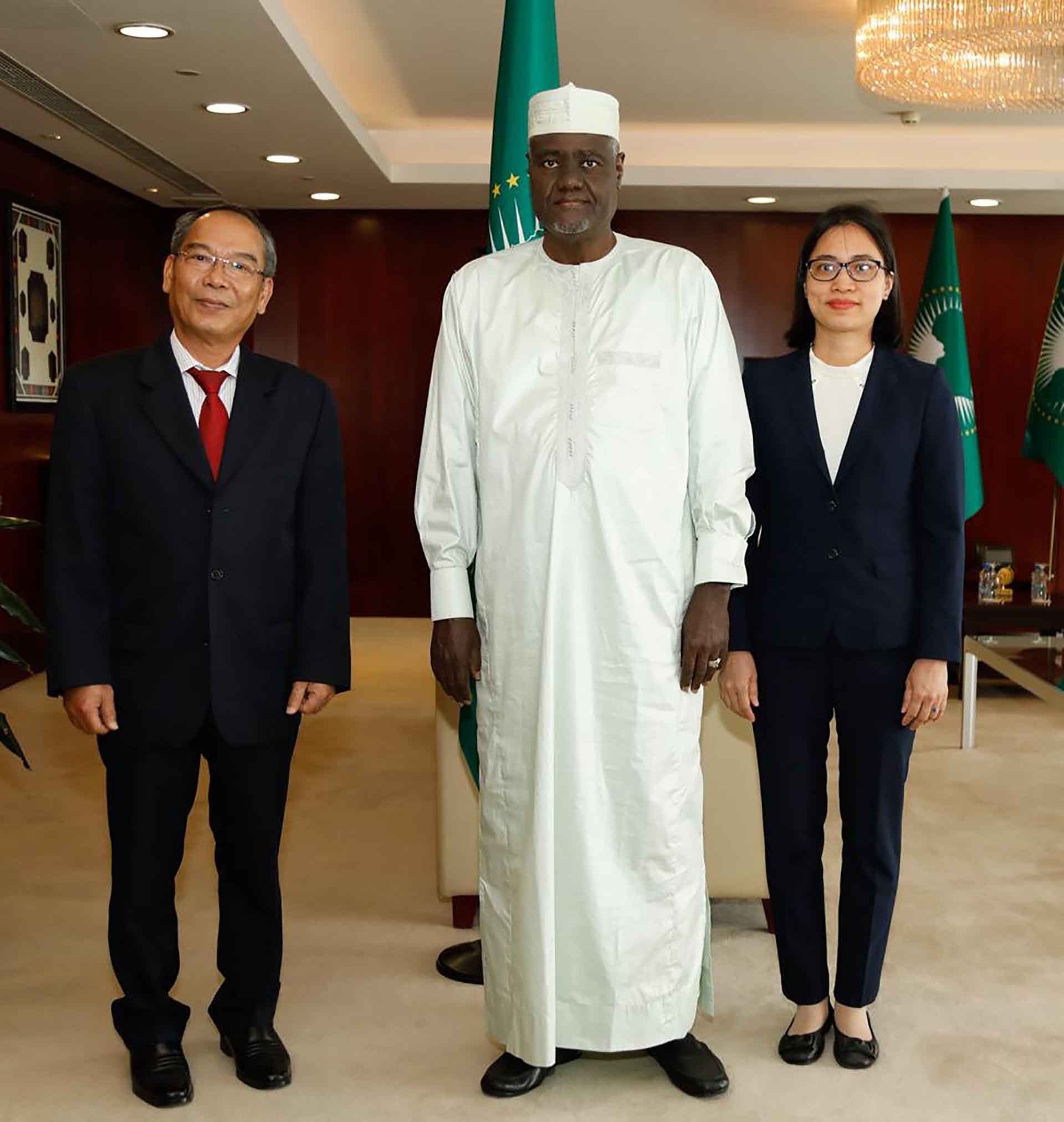 Đại sứ Nguyễn Nam Tiến trình Thư ủy nhiệm lên Chủ tịch Ủy ban Liên minh châu Phi