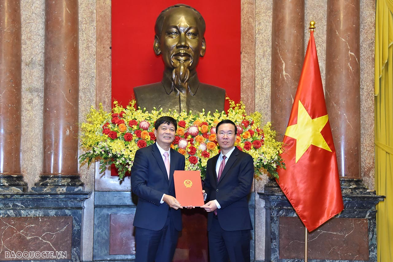 Chủ tịch nước Võ Văn Thưởng trao Quyết định phong hàm Đại sứ bậc I cho Chánh Văn phòng, Ủy ban Biên giới Quốc gia Vũ Ngọc Lý.