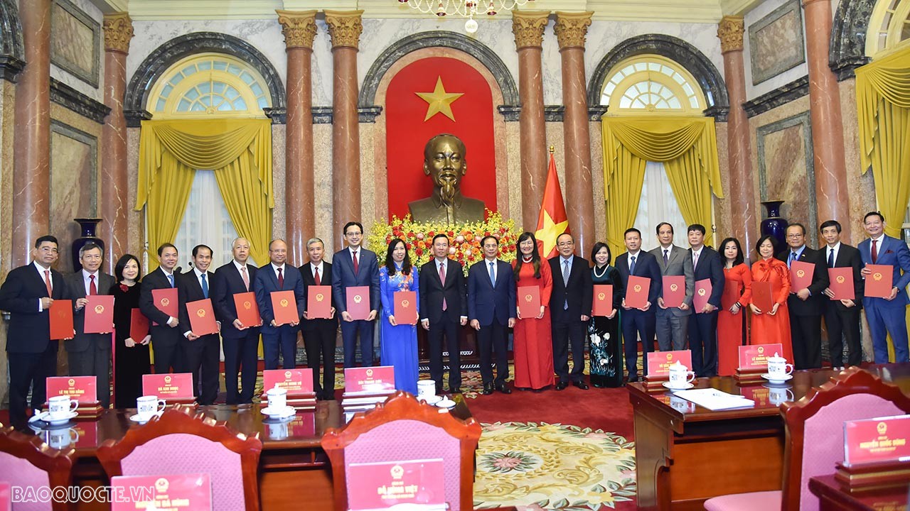 Chủ tịch nước Võ Văn Thưởng chúc mừng các đồng chí được phong hàm Đại sứ lần này; khẳng định đây là chức danh ngoại giao cao quý nhất, thể hiện sự ghi nhận của Đảng và Nhà nước đối với những đóng góp của các cá nhân trong công tác đối ngoại.