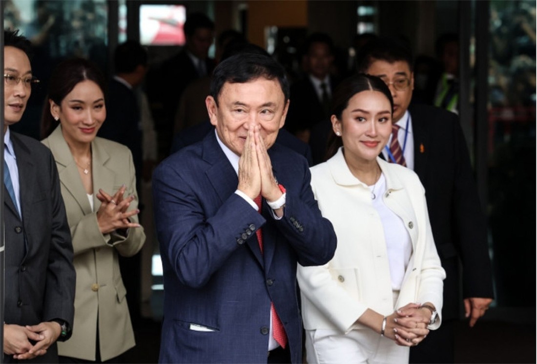 Former prime minister Thaksin Shinawatra offers a wai as he joins family members on his arrival at Don Mueang airport after returning from self-exile on Aug 22 this year. (Photo: Bloomberg) Please credit and share this article with others using this link:https://www.bangkokpost.com/thailand/general/2709724/thaksin-could-stay-out-of-jail. View our policies at http://goo.gl/9HgTd and http://goo.gl/ou6Ip. © Bangkok Post PCL. All rights reserved. Former prime minister Thaksin Shinawatra offers a wai as he joins family members on his arrival at Don Mueang airport after returning from self-exile on Aug 22 this year. (Photo: Bloomberg) Please credit and share this article with others using this link:https://www.bangkokpost.com/thailand/general/2709724/thaksin-could-stay-out-of-jail. View our policies at http://goo.gl/9HgTd and http://goo.gl/ou6Ip. © Bangkok Post PCL. All rights reserved.