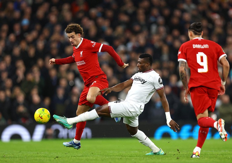 Liverpool thi đấu áp đảo sau tiếng còi khai cuộc.