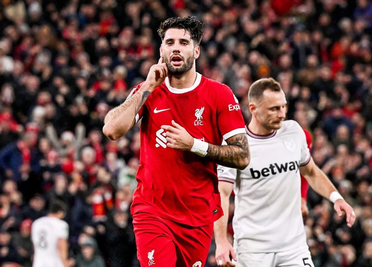 Tiền vệ người Hungary lập siêu phẩm từ khoảng cách hơn 20m. 