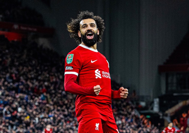 Tiền đạo người Ai Cập ăn mừng phấn khích.