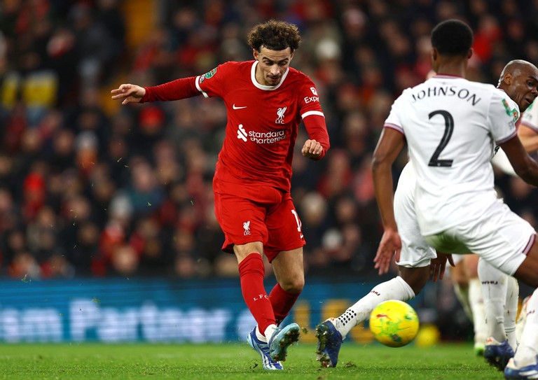 Cuối trận đấu, Jones hoàn tất cú đúp với pha solo ngẫu hứng. 